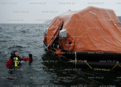 Marynarze, przygotowujacy sie do pracy na morzu przechodza...