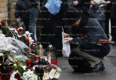 Sopot. Ul. Armii Krajowej 55. Ludzie skladaja kwiaty...