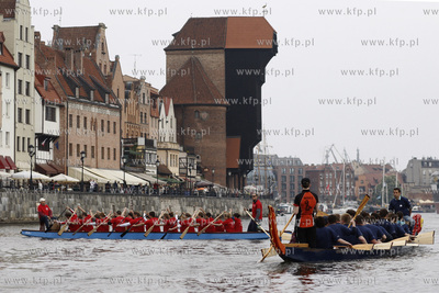 Gdansk. Wyscigi smoczych lodzi. Scigaja sie ekipy Uniwersytetu...