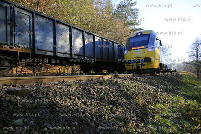 Sześć wagonów z siarką wykoleiło się, a z trzech...