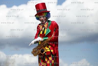 Sopot. Clown saksofonista gra na molo.
17.04.2012
fot....