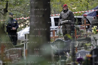 Cmentarz Srebrzysko w Gdansku. Ekshumacja zwlok Anny...