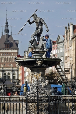 Gdansk. Czyszczenie i konserwacja fontanny Neptuna...