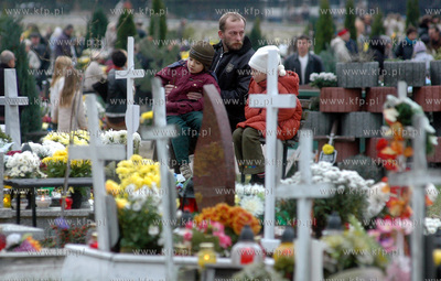 Dzien Wszystkich Swietych na cmentarzu w Pierwoszynie...