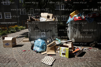 Przepelnione smietniki na gdanskiej starowce.
07.07.2013
fot....