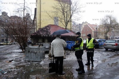 Straznicy miejscy kontroluja stan wiaty smietnikowej...