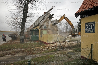 Wyburzanie domow przy ul.Uczniowskiej 23 i 27 w Gdansku...