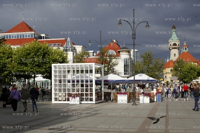 Sopot. Plac Przyjaciol Sopotu, Dom Zdrojowy, latarnia...
