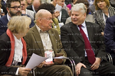 I Pomorski Kongre Komitetu Obrony Demokracji. Nz. Halina...