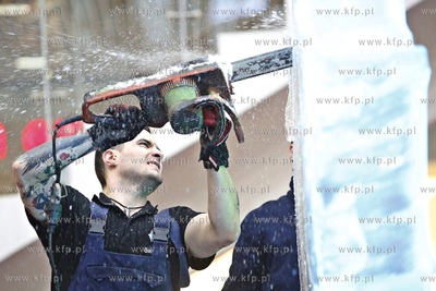 Galeria Przymorze. Pokaz rzeźbienia w lodzie połączony...