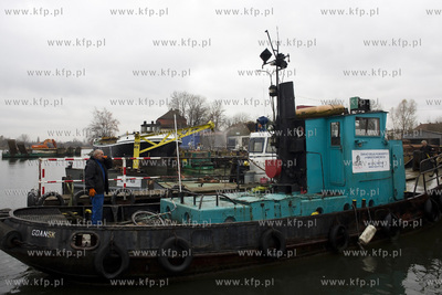 Transport historycznego holownika Okoń z przystani...