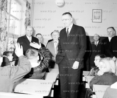 Wicepremier Piotr Jaroszewicz odwiedza szkole na Pomorzu....