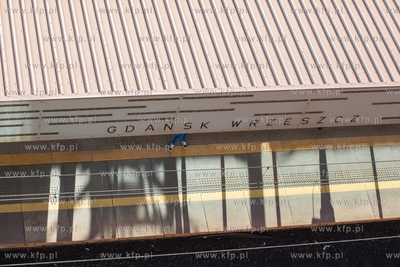 Gdańsk Wrzeszcz, widok z budynku Metropolia. Nz. Perony...