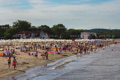 Sopot, plaża.  Nz. Tłum plażowiczów.  25.07.2022...