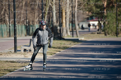 Gdansk. Milosnicy rolek na sciezce rowerowej w Brzeznie.
06.04.2012
fot....