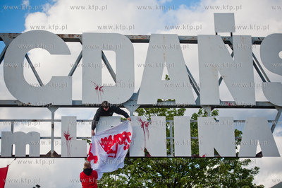 Gdansk. Happening przed Brama Historyczna nr 2 Stoczni...