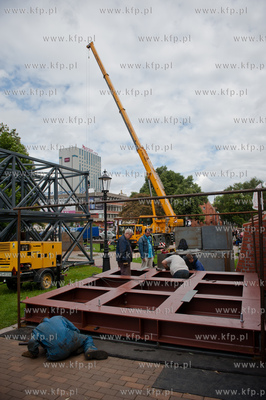 Gdansk. Skwer przy Wielkim Mlynie. Montaz instalacji...