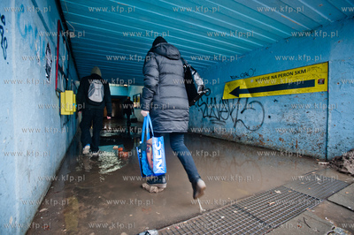 Gdansk. Wrzeszcz. Zalane przejscie podziemne do peronow...