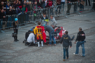 Gdansk. Skoki na quadzie i skutrze snieznym nad fontanna...