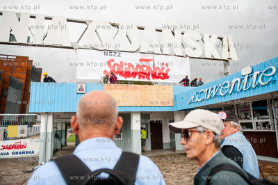 Gdansk. Zwiazkowcy wieszaja tranparent NSZZ Solidarnosc...