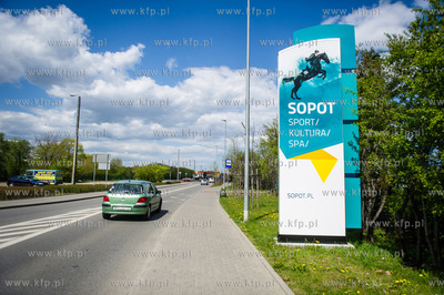 Sopot. Ul. Lokietka. Nowe witacze zamontowane na wjezdzie...