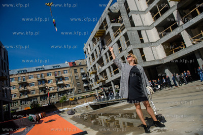 Gdynia. Uroczyste zawieszenie wiechy na nowo powstajacym...