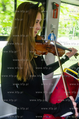 Gdansk. Muzyczny Flash Mob w tramwaju linii 6, zorganizowany...