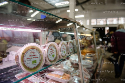 Gdansk. Hala postoczniowa przy ul. Doki 1. BioBazar...