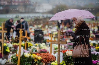 Gdańsk. Cmentarz Łostowicki. Dzień Wszystkich Świętych....