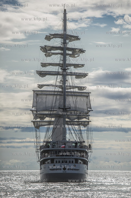 Zatoka Gdańsk. Wspólne ćwiczenia stawiania żagli...