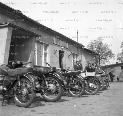 Motocykle zaparkowane przed restauracja w Sierakowicach...