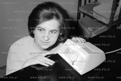 Irena Uczynska demonstruje model telefonicznego aparatu...