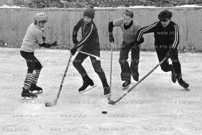 Gry eliminacyjne turnieju hokejowego drużyn szkolnych...