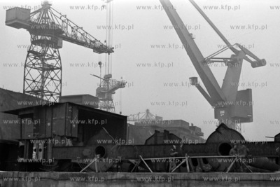 Spawanie elementów statku  na wydziale K-3 Stoczni...