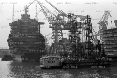 Nabrzeże wyposażeniowe Stoczni im. Komuny Paryskiej...