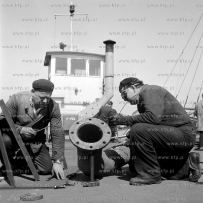 Konserwacja elementów statku w stoczni remontowej.(lata60)....