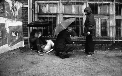 Strajk w Stoczni Gdanskiej im Lenina. Nz. rodzina kontaktujaca...