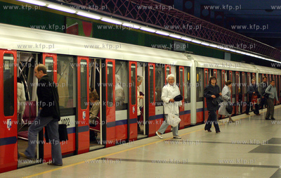 Warszawskie metro na stacji Swietokrzyska 
27.05.2006...