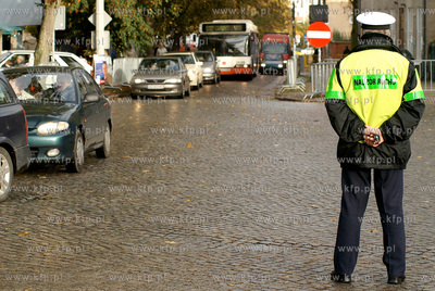 Gdansk. Cmentarz Srebrzysko. Swieto Zmarlych. Nz. pracownik...