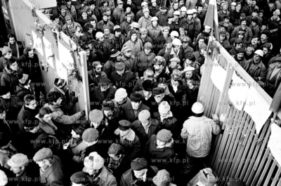 Stan wojenny w Polsce. Nz. tlumy stoczniowcow i mieszkancow...