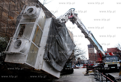 Czyszczenie scian Teatru Wybrzeze przy uzyciu specjalistycznego...