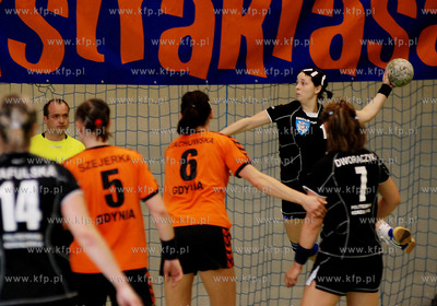 Hala MOSiR w Rumi. Play-offy w ekstraklasie pilki recznej...