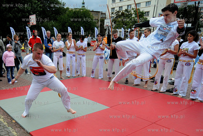 Pokazy brazylijskiej sztuki walki capoeiry na Placu...