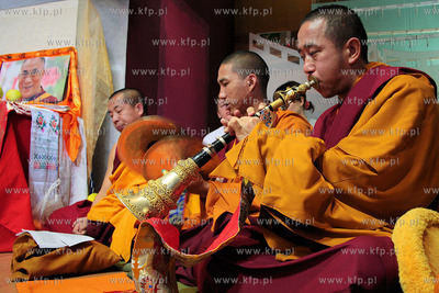 Po czterech dniach mozolnej pracy przy sypaniu mandali...