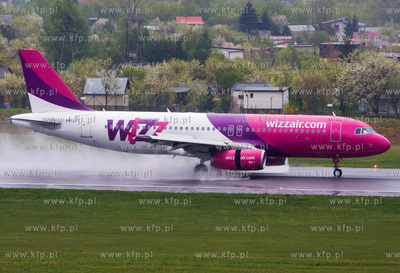 Gdansk, Rebiechowo. Nz.  Airbus A320-232 linii WizzAir.
06.05.2009
fot....