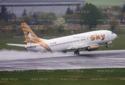 Gdansk, Rebiechowo. Nz. Boeing 737 Linii Sky Airlines
06.05.2009
fot....