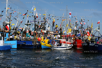 Morska Pielgrzymka Rybakow na lodziach na odpust sw....