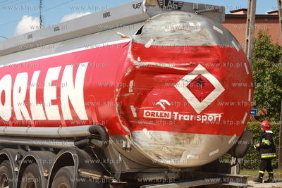 Mosty kolo Leborka. Pociag SKM uderzyl w cysterne....