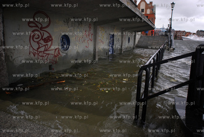 Mocny polnocny wiatr i zwiazana z tym cofka spowodowaly...