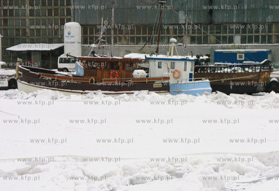 Sparalizowany przez zator lodowy port w Ustce.
27.01.2010
fot....